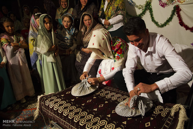 یکی از رسوم اللشدرمه در عروسی ترکمن این هست که عروس و داماد ، اولین شام زندگی خود که در بقچه ای با گرههای فراوان پیچیده شده، با تلاش و کوشش باز کنند و این نمادی از باز کردنِ گرههای زندگیشان میباشد.