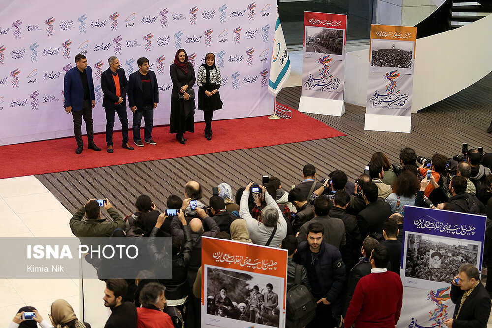 حضور هنرمندان در حاشیه مراسم افتتاحیه سی‌و‌هفتمین جشنواره فیلم فجر