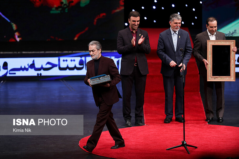 بزرگداشت عزت‌الله انتظامی با حضور مجید انتظامی در افتتاحیه سی‌و‌هفتمین جشنواره فیلم فجر