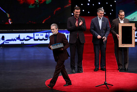 بزرگداشت عزت‌الله انتظامی با حضور مجید انتظامی در افتتاحیه سی‌و‌هفتمین جشنواره فیلم فجر
