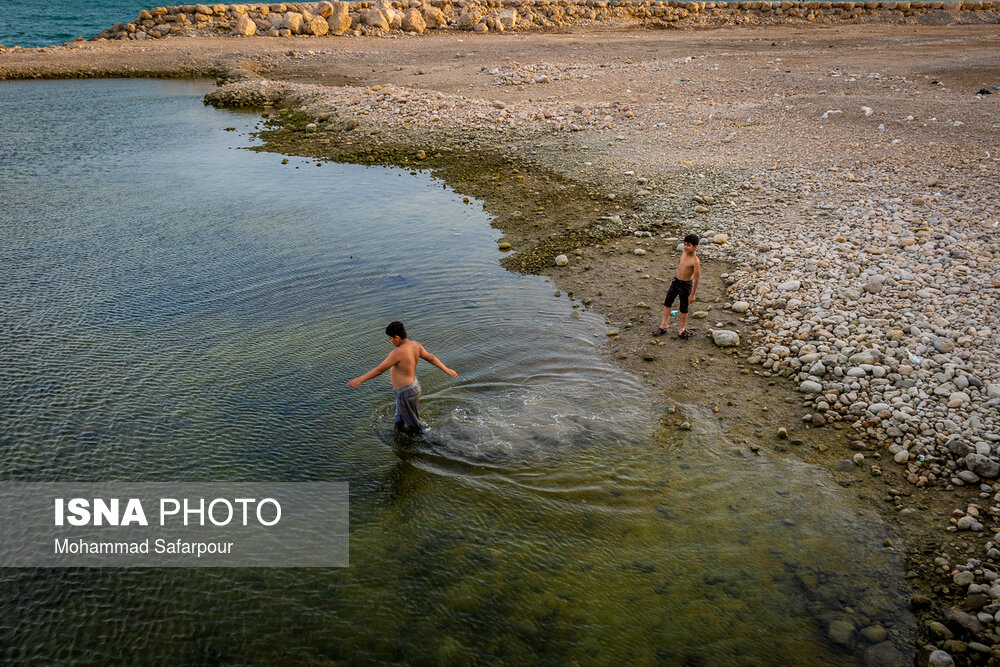 کودکان بومی در حال آب تنی در حاشیه ساحل بندر عباس.