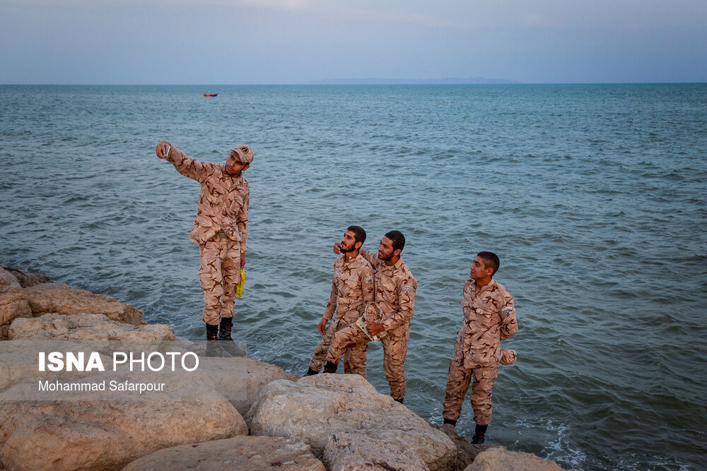 چند سرباز در حال گرفتن سلفی در حاشیه ساحل بندر عباس هستند.