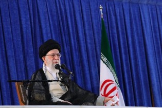 گزینه قطعی ملت ایران مقاومت است/ مذاکره سم است؛ جنگ هم نمی‌شود