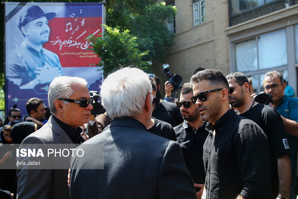 سیروان خسروی، آهنگساز و خواننده پاپ در مراسم تشییع پیکر مرحوم «بهنام صفوی»