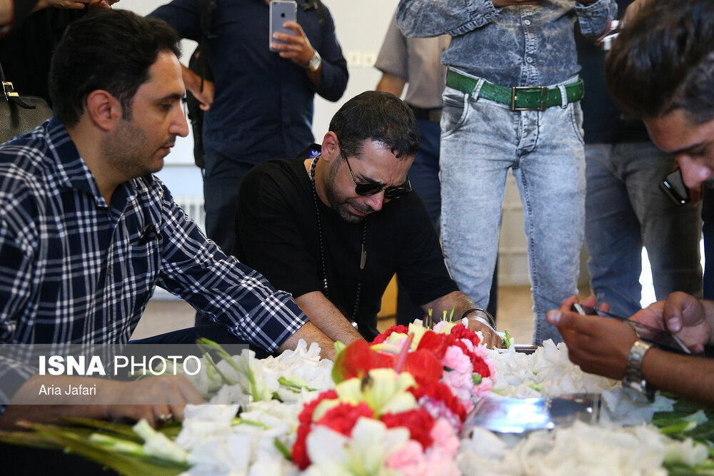 پیکر «بهنام صفوی» خواننده موسیقی پاپ، با حضور خانواده، هنرمندان و دوستداران وی از مقابل خانه هنرمندان در اصفهان تشییع شد.