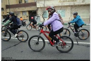 چرخ دوچرخه زنان سلیقه‌ای می‌چرخد