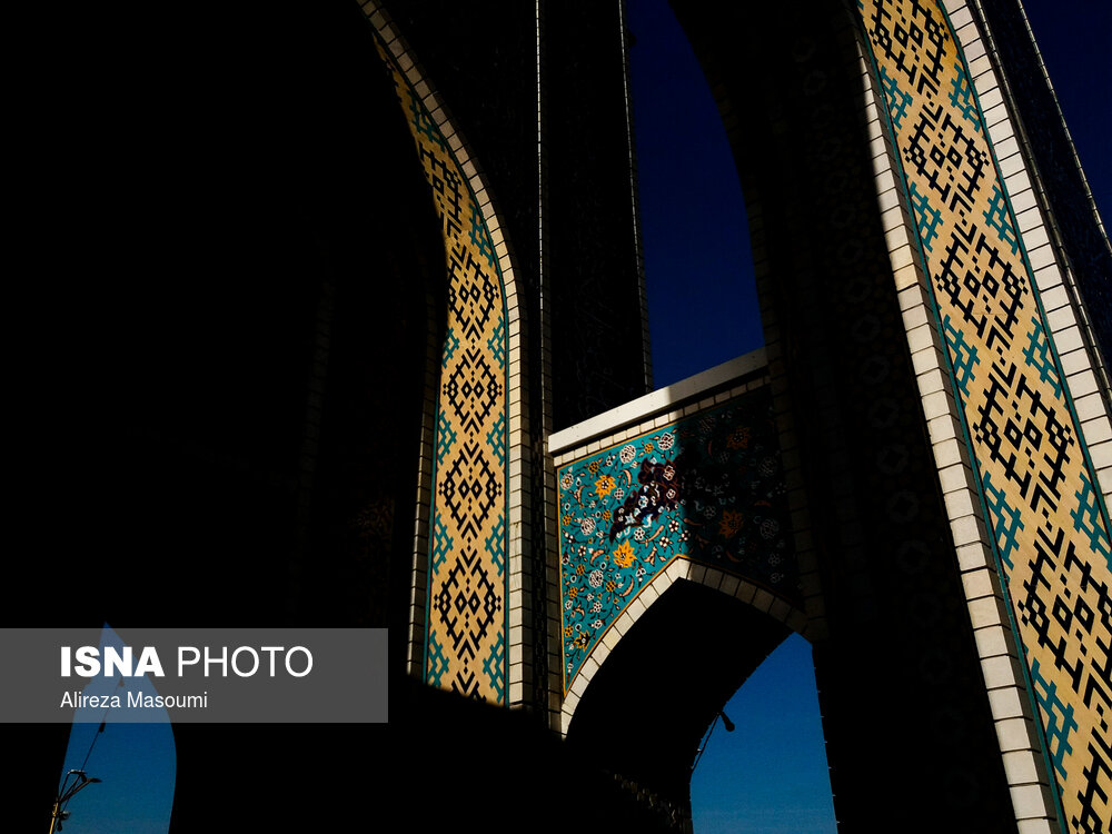طاق‌های واقع در ورودی باب الرضا(ع) که توسط کاشی کاری و نقوش هندسی تزئین شده است.