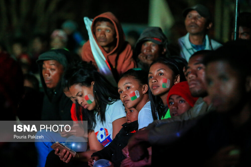 مردم شهر «آنتاناناریوو» پایتخت ماداگاسكار در حال تماشای دیدار تیم‌ فوتبال کشورشان در برابر كنگو