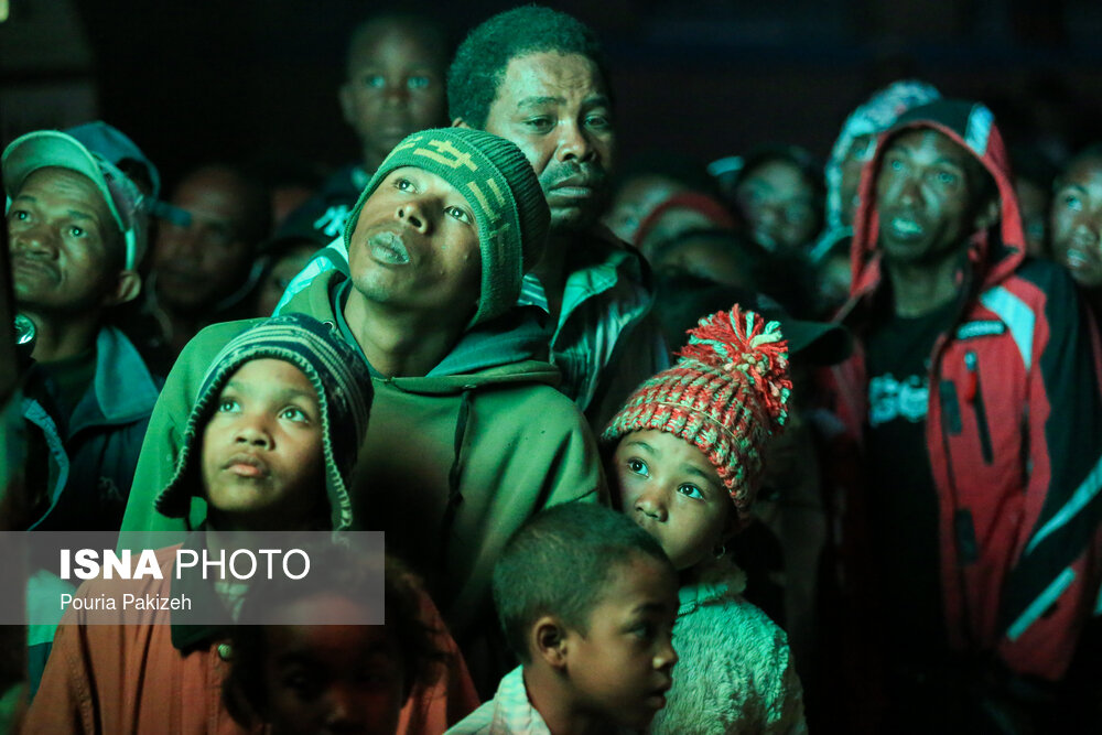 مردم شهر «آنتاناناریوو» پایتخت ماداگاسكار در حال تماشای دیدار تیم‌ فوتبال کشورشان در برابر كنگو