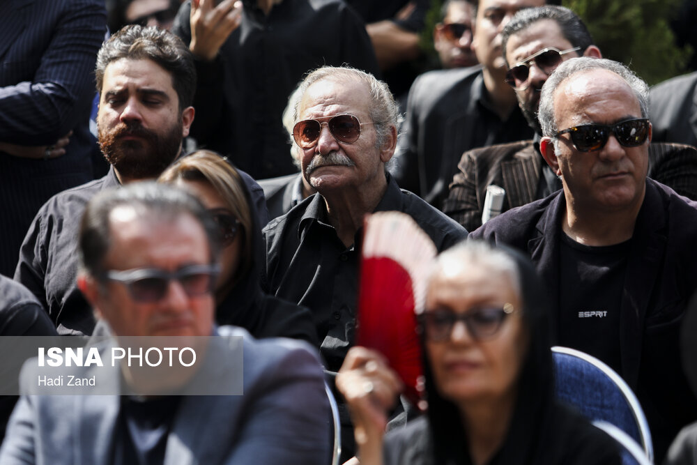 سیامک اطلسی در مراسم تشییع پیکر زنده یاد داریوش اسدزاده