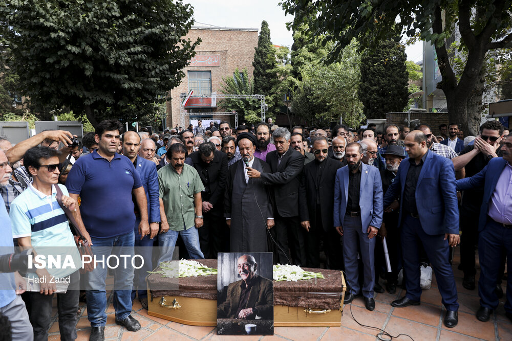 محمود دعایی در مراسم تشییع پیکر زنده یاد داریوش اسدزاده