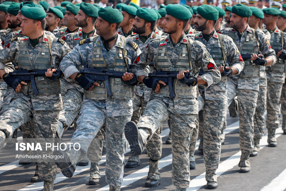 مراسم رژه نیروهای مسلح در بندر عباس با حضور علی لاریجانی رییس مجلس شورای اسلامی