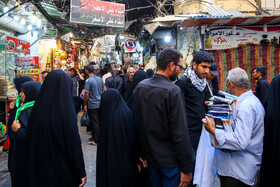 تابلوی راهنما به سمت مقام علی اکبرامام حسین (ع)‌‌ و علی اصغرامام حسین (ع)‌‌ در بازار کنار خیابان سدره