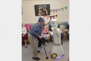 روباتی که سالمندان را سرگرم می کند