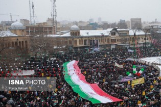 العهد: علیرغم بارش برف و برودت هوا میلیون‌ها ایرانی به خیابان آمدند