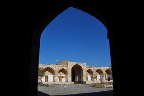 اين بنا كه در دوره صفويه تعمير اساسی شد، به بنای شاه ‌عباس معروف شده است.
