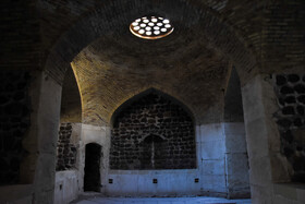 فضای داخلی کاروانسرای قصر «بهرام»، مکانی برای خواب و پخت و پز و طويله های بزرگی برای چار پايان است.