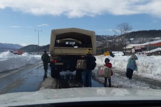کمک رسانی ارتش به ۸۰ خودروی گرفتار در برف و کولاک