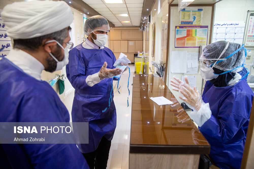 اهدای گل و ملاقات با بیماران کرونا در روز میلاد حضرت علی(ع) توسط طلاب حوزه علمیه