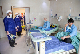اهدای گل و ملاقات با بیماران کرونا در روز میلاد حضرت علی(ع) توسط طلاب حوزه علمیه