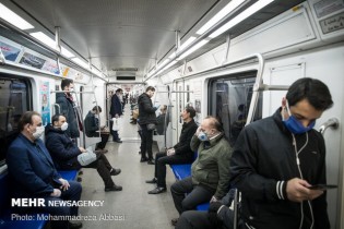 اغلب مسافران مترو بدون ماسک و دستکش هستند