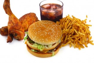 مصرف زیاد غذاهای پر چرب موجب کاهش سطح ایمنی بدن می‌شود