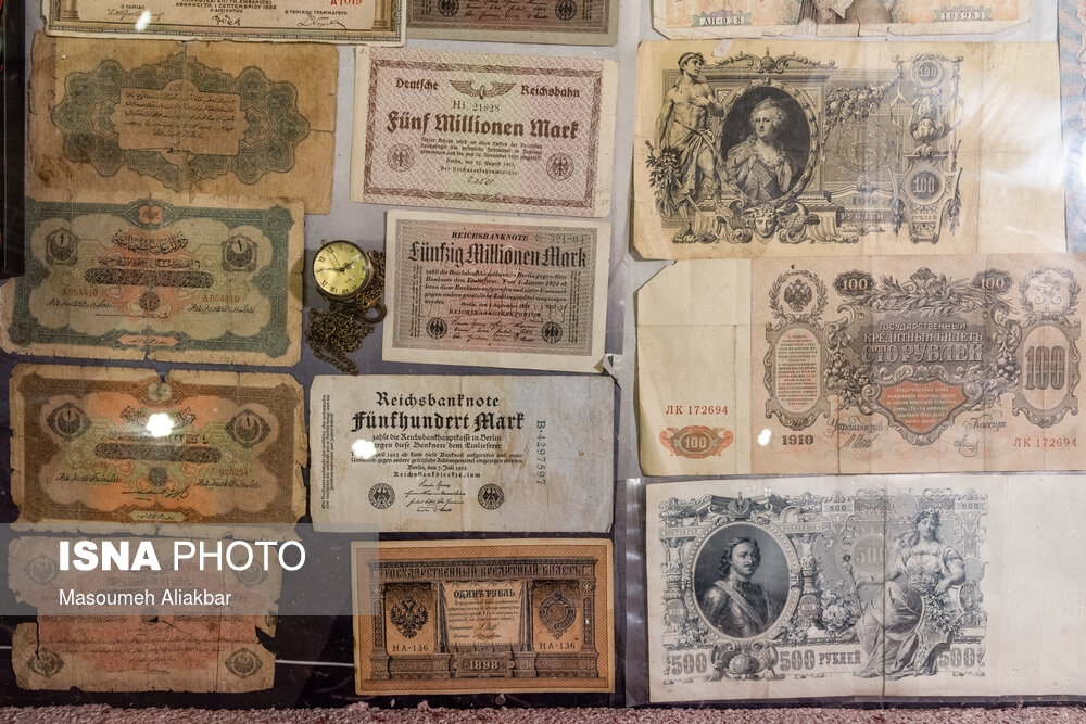 کلکسیون‌های عکس قاجار، سکه‌ها، اسکناس‌هایی که از آغاز جنگ جهانی اول تولید و چاپ شده‌اند، صفحه‌های موسیقی ایرانی، اشیا مردم شناسی، کتب قدیمی و کلکسیون‌های متنوع دیگری در این موزه وجود دارد.