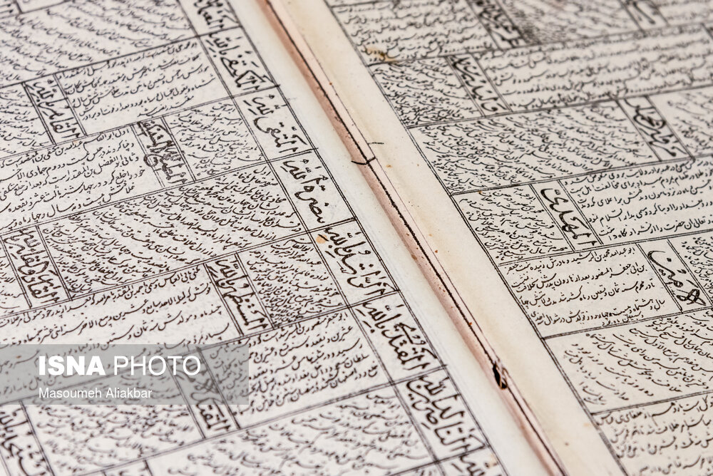 انواع کتاب‌ها و قرآن‌های قدیمی در این موزه وجود دارد که به چندین نسل قبل برمی‌گردد.