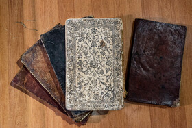 انواع کتاب‌ها و قرآن‌های قدیمی در این موزه وجود دارد که به چندین نسل قبل برمی‌گردد.