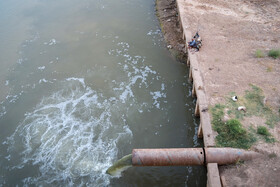 بر اساس گفته مسئولان، از ۲۳ نقطه ۱۷۰ لوله فاضلاب به این رودخانه تخلیه می‌شود. همچنین تخلیه پساب‌های نیشکر و دیگر فاضلاب‌ها، موجب ورود و افزایش برخی املاح شیمیایی در کارون شده است؛ که افزایش رشد نیزارها را در این رودخانه به دنبال داشته است.