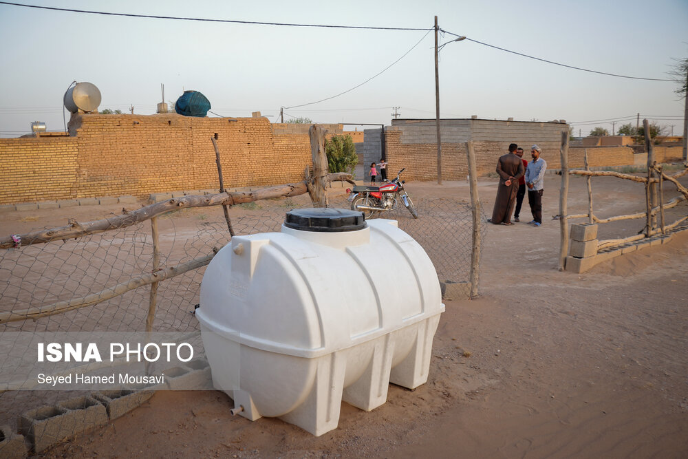 آبفای روستایی، به صورت هفتگی یک تانکر آب برای این روستاها ارسال می‌کند. به دلیل جمعیت بالا و استفاده بیشتر از آب در فصل تابستان، این آب به تمام اهالی نمی‌رسد.