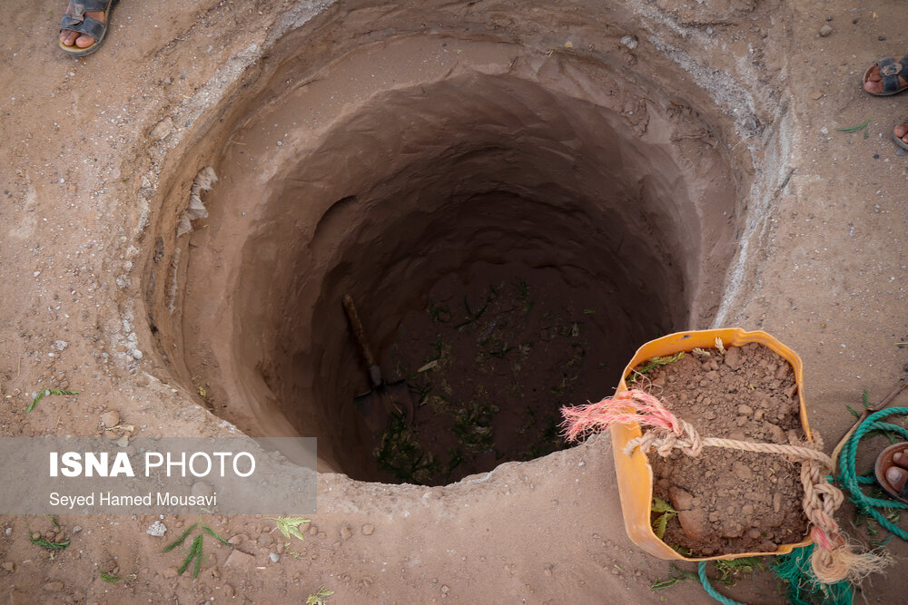 اهالی این روستاها برای دسترسی به آب، اقدام به حفر چاه در کنار منازل خود کرده‌اند. به دلیل کم‌آبی منطقه و گرمای زیاد، چاه‌های حفر شده پس از مدتی خشک می‌شوند.