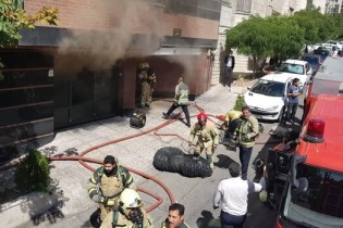 آتش گرفتن اتاق سرایدار حادثه آفرید/ ۱۶ مصدوم از ساختمان خارج شدند