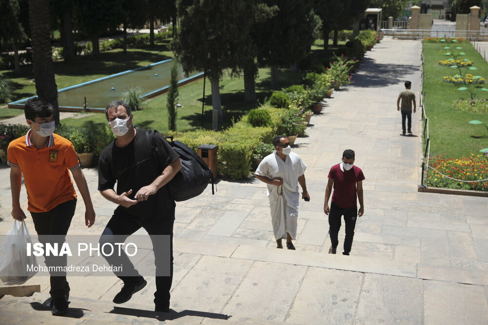 علی‌رغم قرار داشتن فارس در وضعیت قرمز، همچنان اماکن گردشگری در شیراز باز و پذیرای گردشگران است.(آرامگاه حافظ)