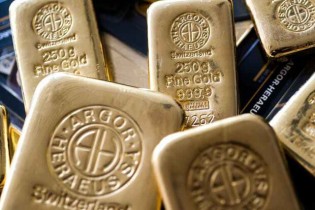 قیمت جهانی طلا تا پایین‌ترین سطح ۲ ماهه افت کرد