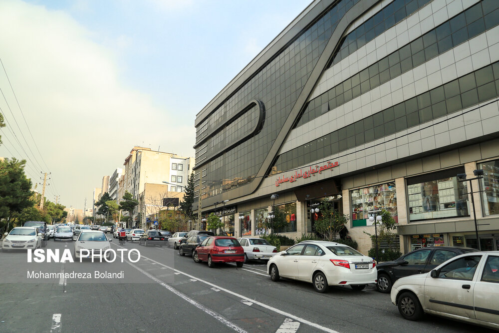 مرکز خرید سامان که در خیابان یکم شهران قرار دارد از مراکز تجاری مهم این محله به شمار می‌آید.