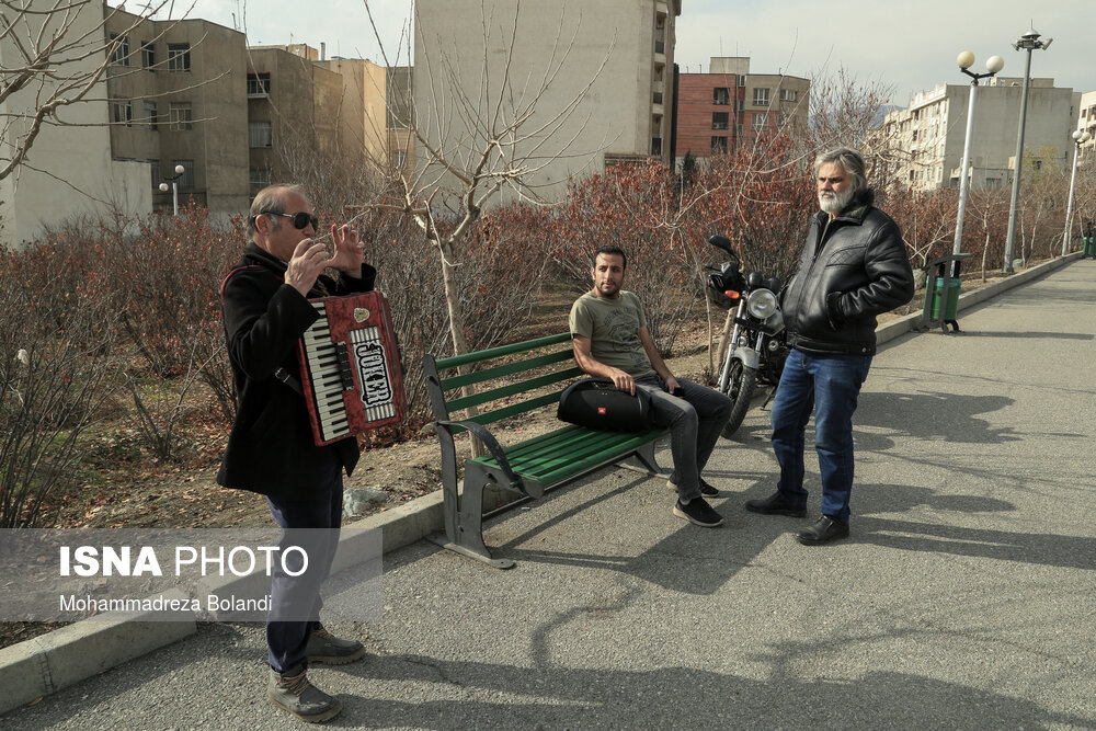 در زمین بازی انتهای خیابان شهید خیابانی، مردم از سنین و قشرهای مختلف دور هم جمع می‌شوند و وقت خود را به گفت‌و‌گو و معاشرت می‌گذرانند.