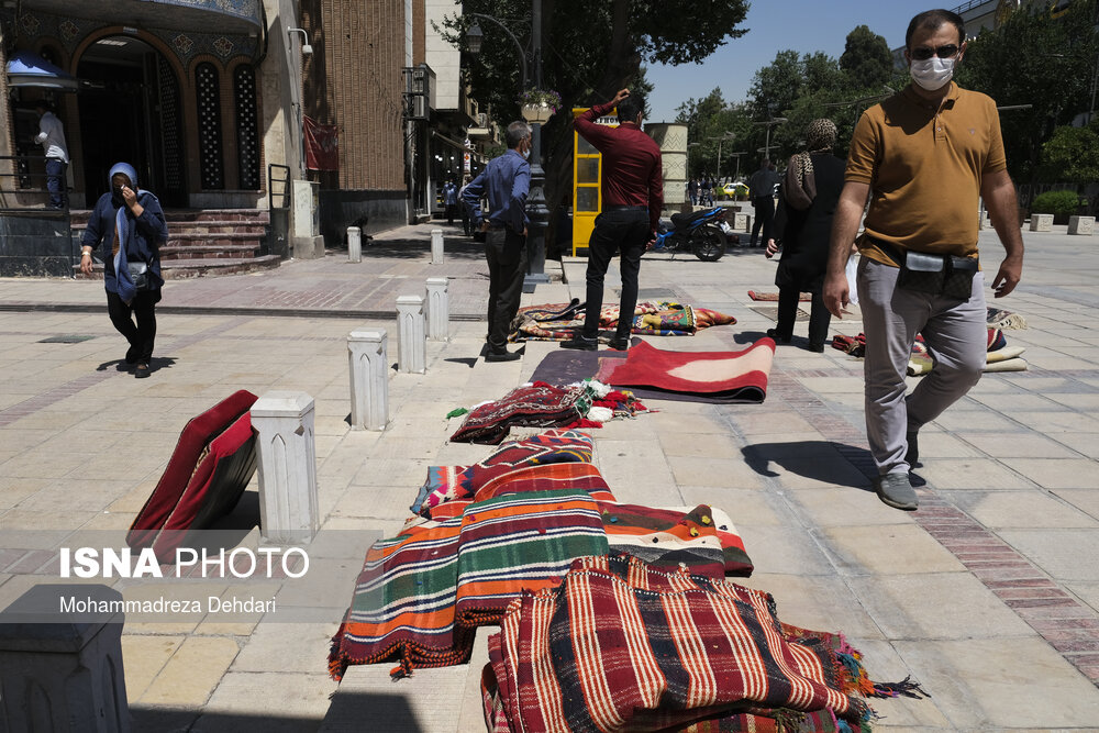 تا قبل از کرونا گردشگران زیادی به شهر شیراز می‌آمدند و برای سوغات صنایع دستی خرید می‌کردند، اما الان نه از گردشگری خبری است و نه از فروش!