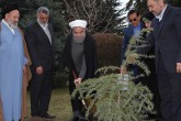 امروز به روایت تصویر// نهال‌کاری روحانی، تجلیل از قهرمانان، خریدهای سال نو، ارکستر شهر تهران و...