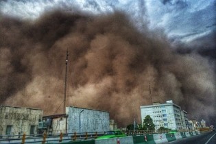 فیلم/ لحظه وحشتناک ریزش داربست براثر طوفان تهران