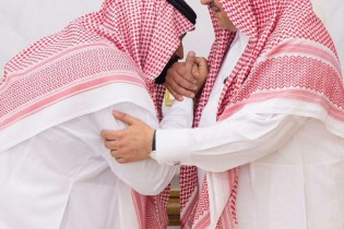 فیلم/ لحظه بیعت «محمد بن نایف» با «محمد بن سلمان»