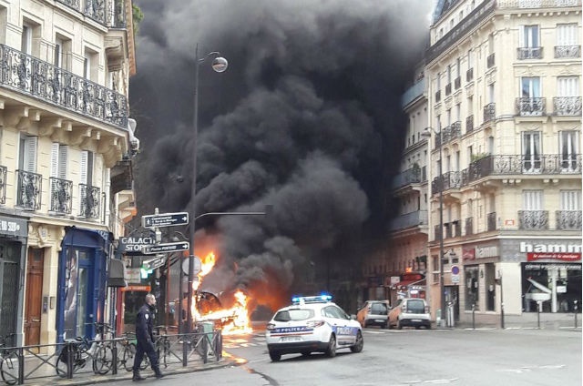 تصاویر/ آتش‌سوزی مهیب یک اتوبوس در پاریس  