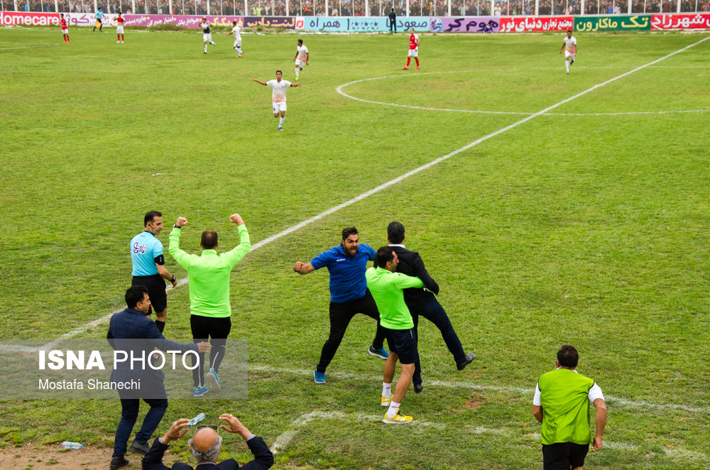 دیدار تیم‌های فوتبال خونه به خونه بابل و برق جدید شیراز