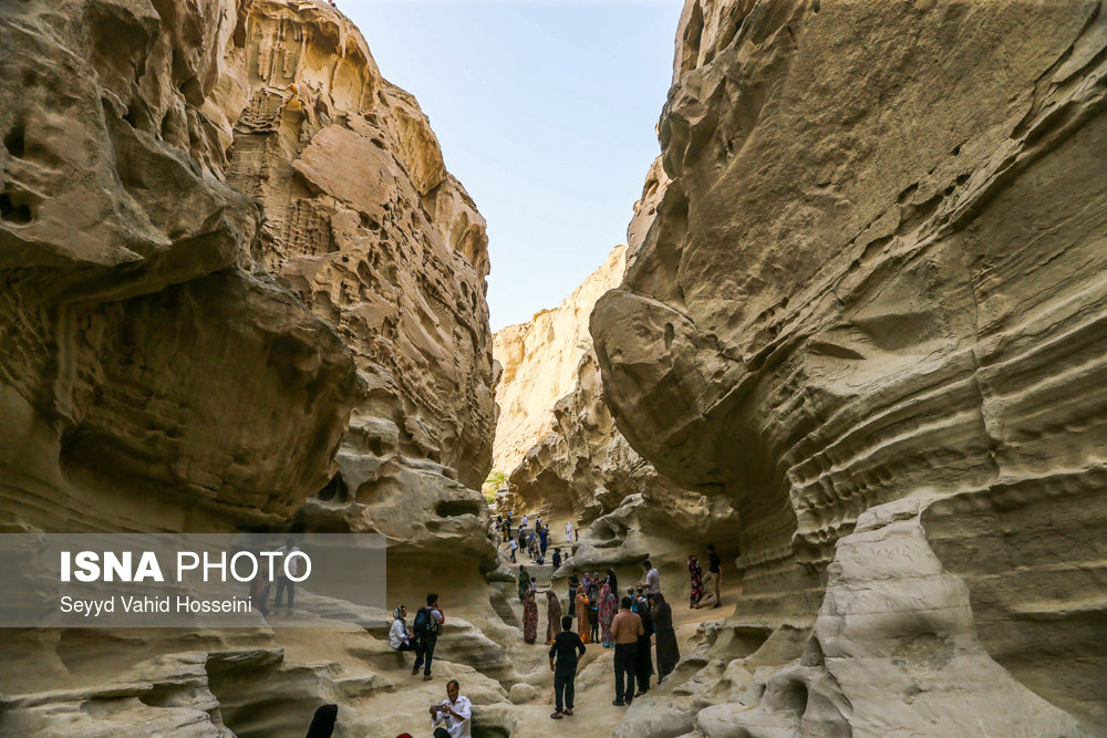 باد، آب باران و بارش های سیل آسا و شدید از مهم ترین دلایل وجود این حفره های زیاد در میان دیواره چاهکوه شده‌ است.