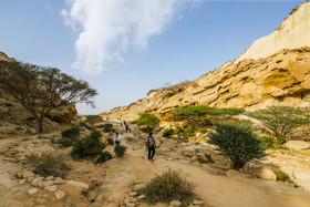 مسیر ابتدای ورود به دره چاهکوه عریض و پر نور با دیوارهای مرتفع که بتدریج از عرض آن کم می‌شود.