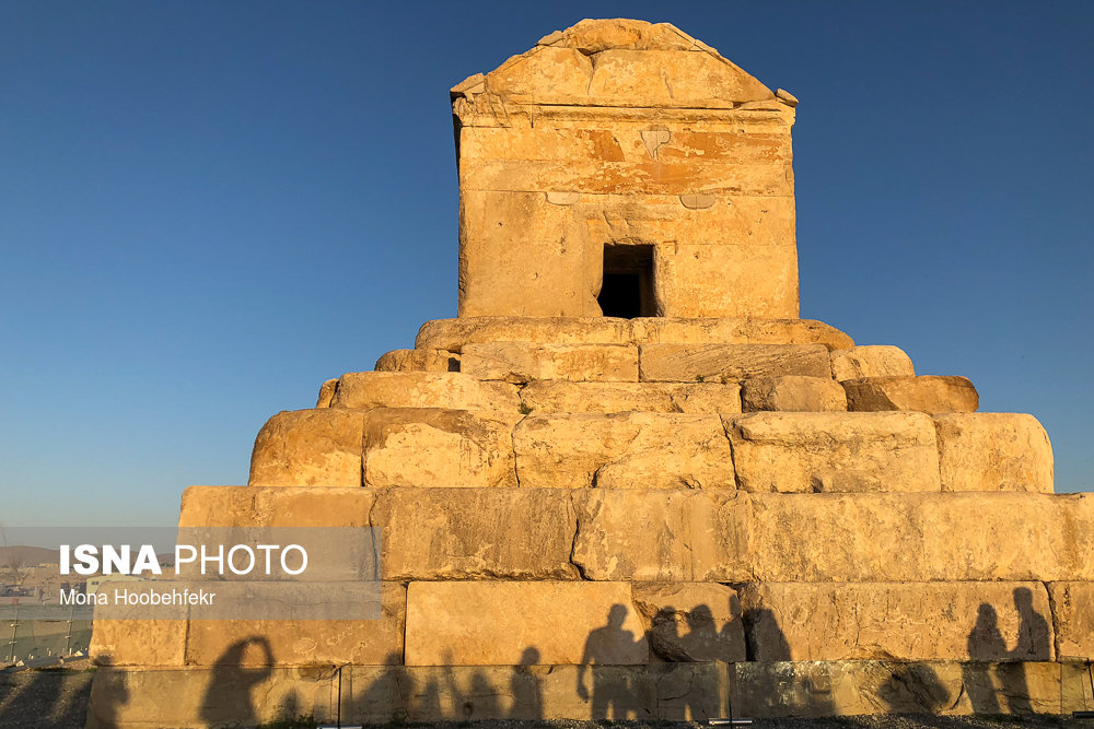 سایه‌های بازدیدکنندگان، که در غروب آفتاب بر روی مقبره کوروش افتاده است