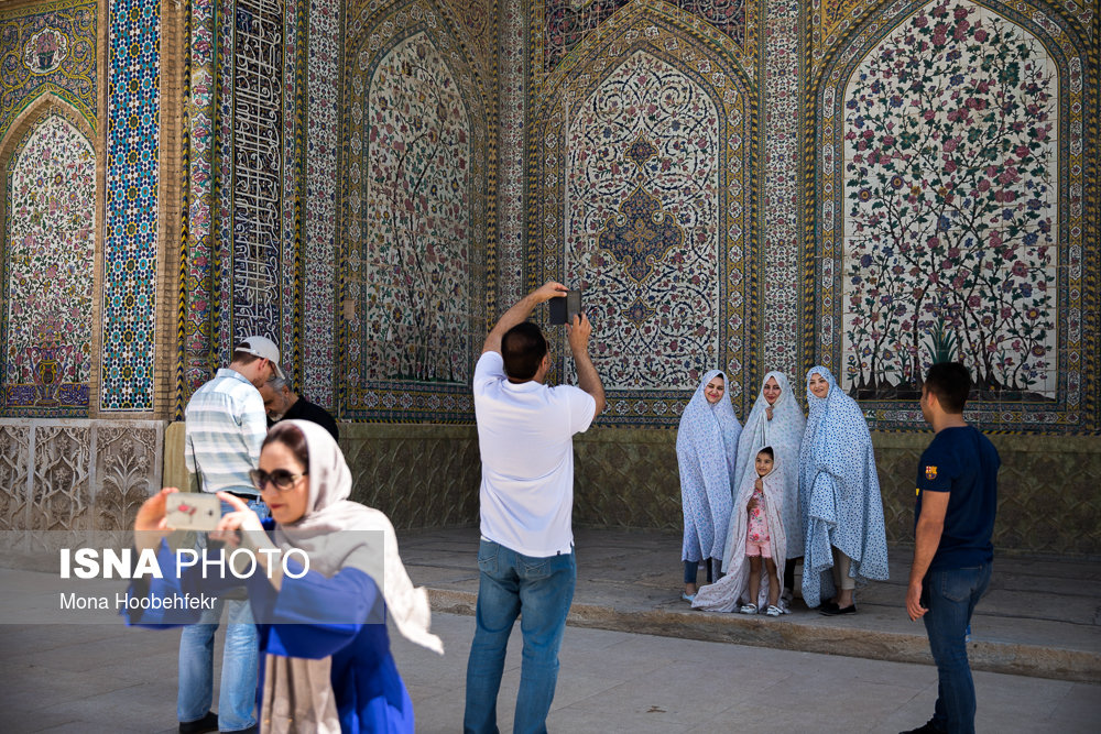 عکاسی گردشگران از آثار تاریخی یا اعضای خانواده خود درمسجد وکیل.