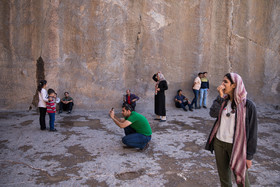 عکاسی گردشگران از آثار تاریخی یا اعضای خانواده خود در آرامگاه اردشیر سوم.