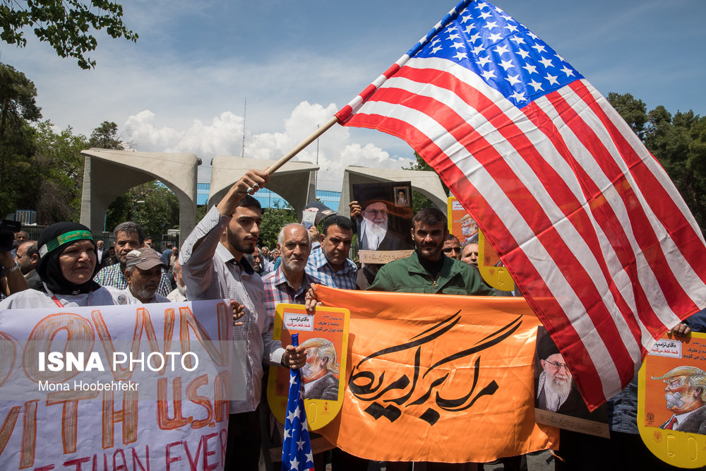 راهپیمایی نمازگزاران نماز جمعه در واکنش به خروج آمریکا از برجام