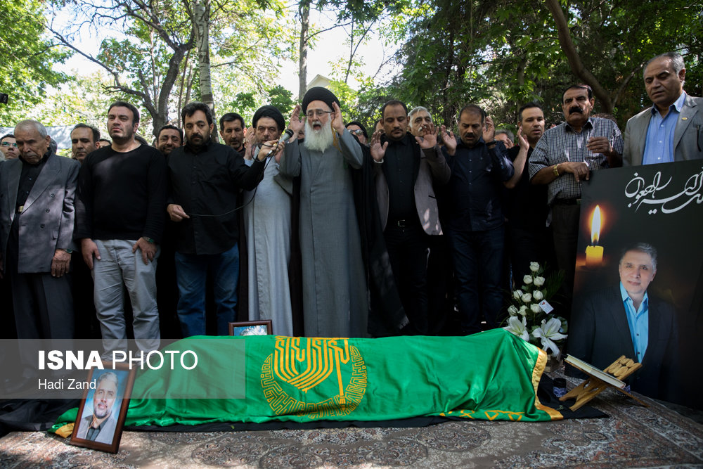 سید محمد قائم مقامی در حال نماز خواندن بر پیکر قاسم افشار